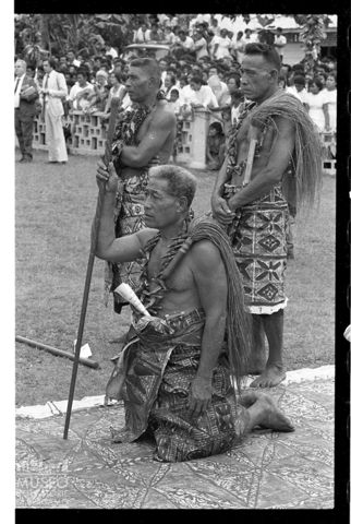 Ritratto di tre samoani durante la visita di papa Paolo VI nelle isole Samoa