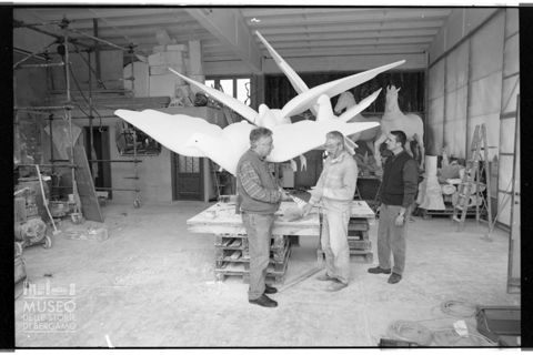 Ritratto di Floriano Bodini insieme alla sua scultura 