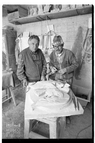 Ritratto di Floriano Bodini e Virginio Gussoni insieme a un rilievo raffigurante colombe