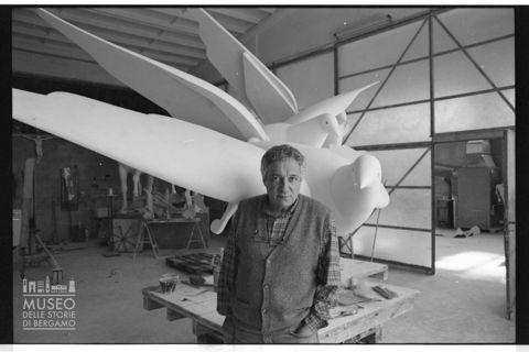 Ritratto di Floriano Bodini insieme alla sua scultura 