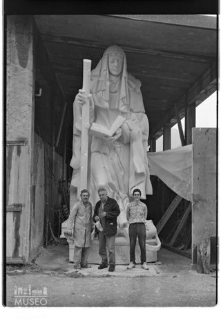 Ritratto di gruppo davanti alla scultura Santa Brigida di Svezia di Floriano Bodini per la Basilica di San Pietro