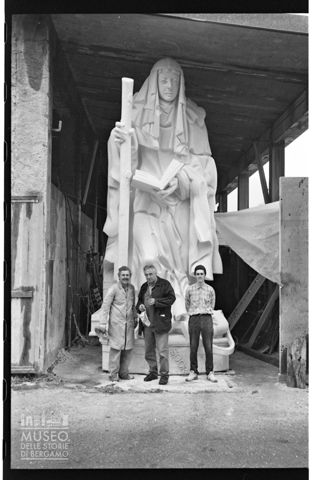 Ritratto di gruppo davanti alla scultura Santa Brigida di Svezia di Floriano Bodini per la Basilica di San Pietro