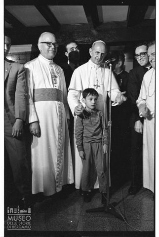 Paolo VI fa una fotografia insieme a un bambino filippino