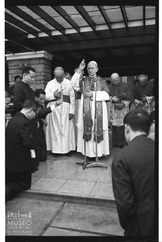 Paolo VI benedice un gruppo di fedeli a Manila