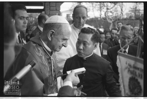 Paolo VI conversa con un religioso di origine asiatica a Manila