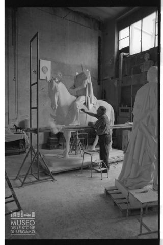 Floriano Bodini lavora alla realizzazione del monumento I Sette di Gottinga