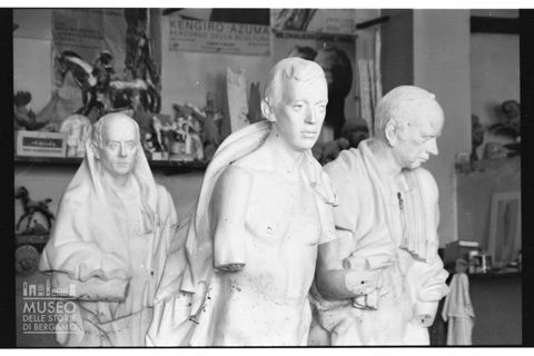 Particolare della versione in gesso del monumento I Sette di Gottinga di Floriano Bodini