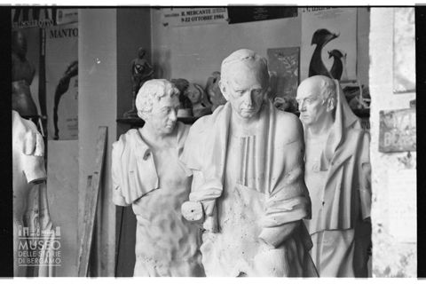 Particolare della versione in gesso del monumento I Sette di Gottinga di Floriano Bodini