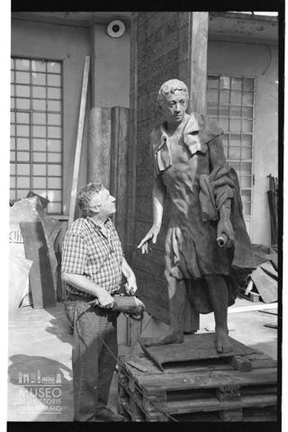 Floriano Bodini lavora alla realizzazione del monumento I Sette di Gottinga