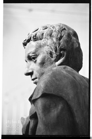 Particolare del monumento I Sette di Gottinga di Floriano Bodini