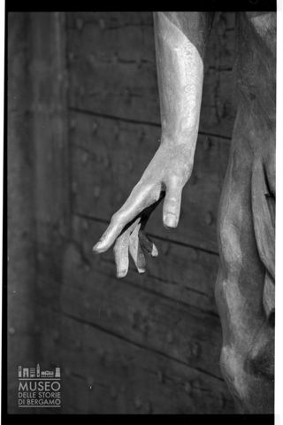 Particolare del monumento I Sette di Gottinga di Floriano Bodini