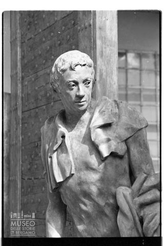 Particolare del monumento I Sette di Gottinga di Floriano Bodini