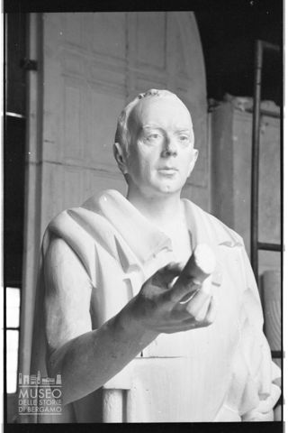 Particolare del monumento I Sette di Gottinga di Floriano Bodini