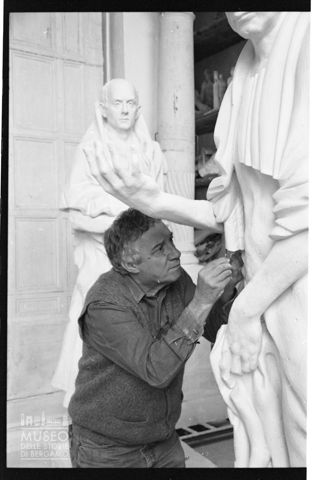 Floriano Bodini lavora al monumento I Sette di Gottinga