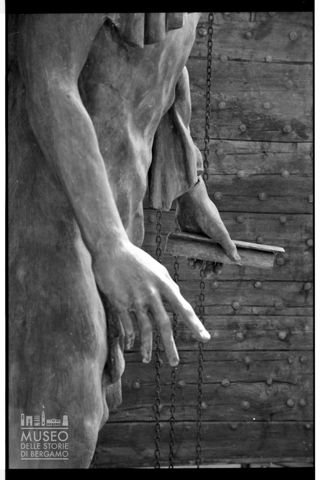 Particolare del monumento I Sette di Gottinga di Floriano Bodini