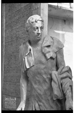 Particolare del monumento I Sette di Gottinga di Floriano Bodini