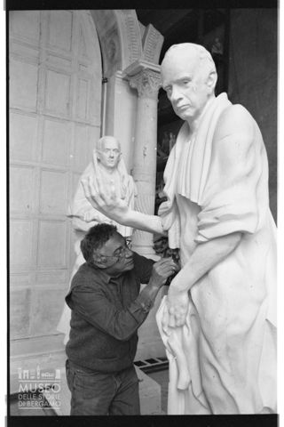 Floriano Bodini lavora al monumento I Sette di Gottinga