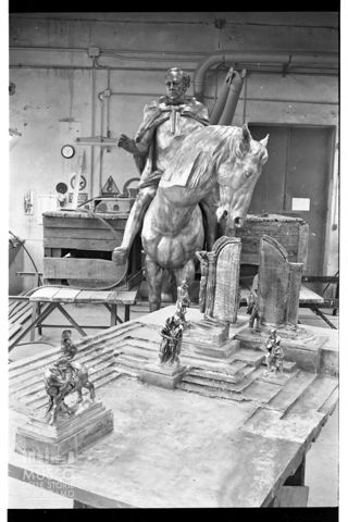 Scultura del monumento I Sette di Gottinga di Floriano Bodini