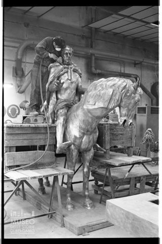 Scultura del monumento I Sette di Gottinga di Floriano Bodini