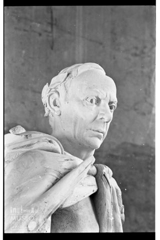 Particolare di una scultura del monumento I Sette di Gottinga di Floriano Bodini con il volto di Re Ernesto Augusto
