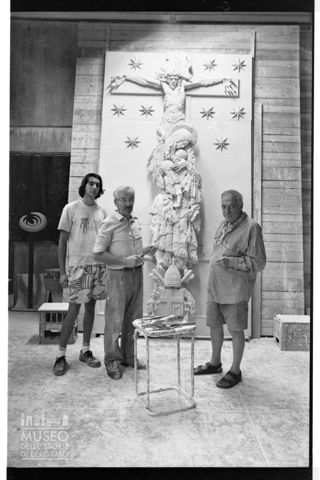 Ritratto di Floriano Bodini e Ezio Negretti davanti al modello in gesso della porta per San Giovanni in Laterano