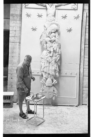 Ritratto di Floriano Bodini davanti al modello in gesso della porta per San Giovanni in Laterano