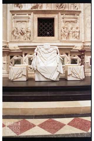 Cattedra e sedute per il presbiterio realizzate da Floriano Bodini per il Santuario della Santa Casa di Loreto