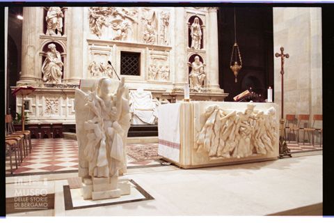 Ambone e altare per il presbiterio realizzati da Floriano Bodini per il Santuario della Santa Casa di Loreto