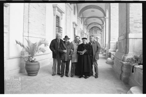 Ritratto di gruppo con Pepi Merisio e Floriano Bodini presso il Santuario della Santa Casa di Loreto