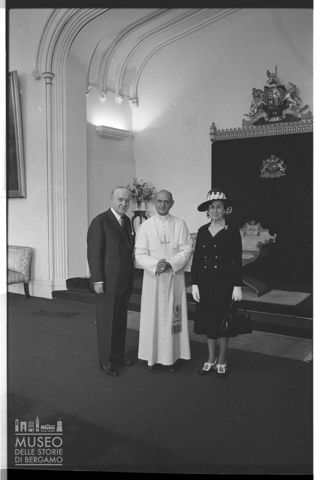 Ritratto di gruppo con Paolo VI, Sir Robert Askin e Lady Askin in una sala della Government House di Sydney