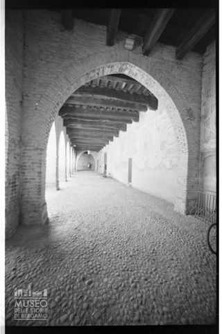 Cortile porticato del castello visconteo di Pandino