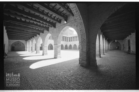 Cortile porticato del castello visconteo di Pandino