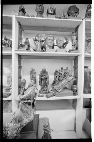 Sculture di Floriano Bodini su scaffali