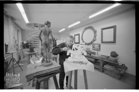 Floriano Bodini a lavoro nel suo studio