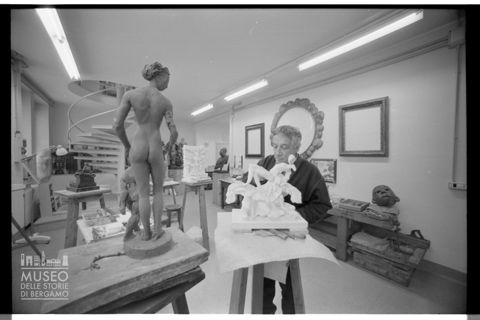 Floriano Bodini a lavoro nel suo studio