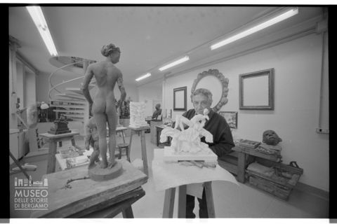 Floriano Bodini a lavoro nel suo studio