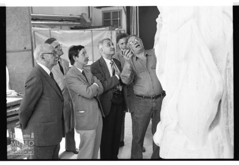 Ritratto di gruppo davanti al monumento a Paolo VI realizzato da Floriano Bodini