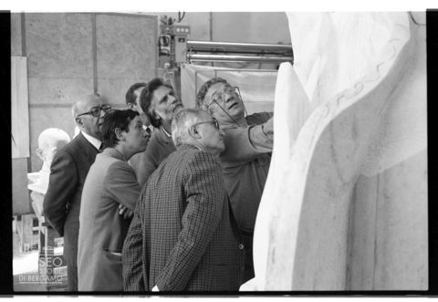 Ritratto di gruppo davanti al monumento a Paolo VI realizzato da Floriano Bodini