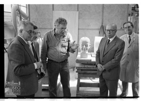 Ritratto di gruppo con Floriano Bodini insieme al monumento a Paolo VI