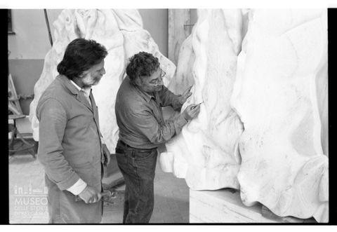 Ritratto di gruppo con Floriano Bodini insieme al monumento a Paolo VI