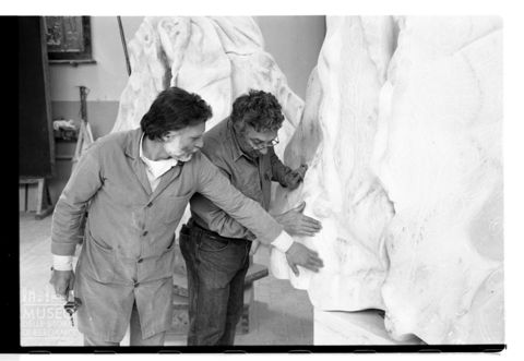 Floriano Bodini insieme a un altro uomo lavora al monumento a Paolo VI