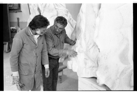 Floriano Bodini insieme a un altro uomo lavora al monumento a Paolo VI