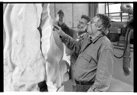 Floriano Bodini insieme a un altro uomo lavora al monumento a Paolo VI