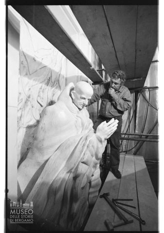 Floriano Bodini lavora al monumento a Paolo VI