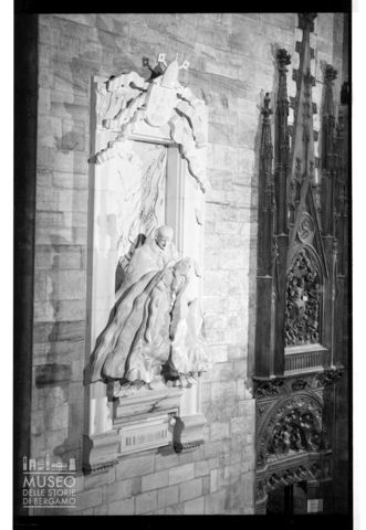 Monumento a Paolo VI di Floriano Bodini all'interno del Duomo di Milano