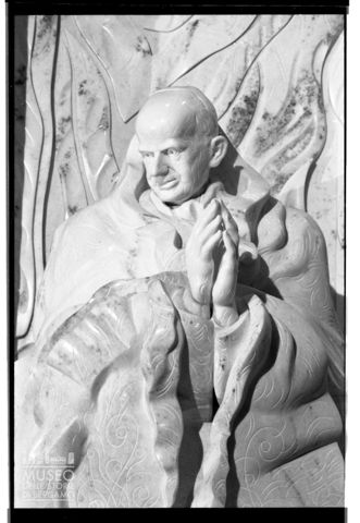 Monumento a Paolo VI di Floriano Bodini all'interno del Duomo di Milano