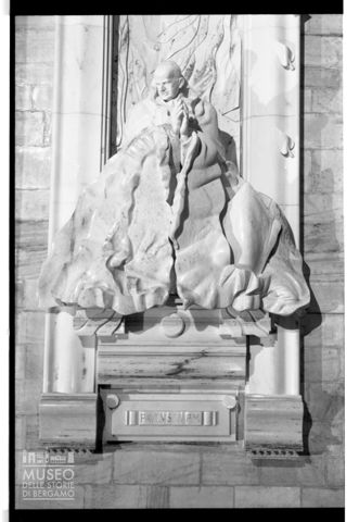 Monumento a Paolo VI di Floriano Bodini all'interno del Duomo di Milano
