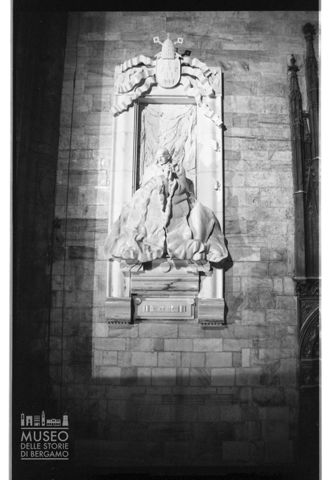 Monumento a Paolo VI di Floriano Bodini all'interno del Duomo di Milano