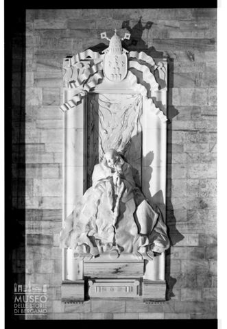Monumento a Paolo VI di Floriano Bodini all'interno del Duomo di Milano