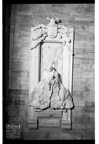 Monumento a Paolo VI di Floriano Bodini all'interno del Duomo di Milano